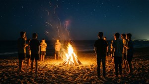 《海浪》中，青少年们聚集在海滩篝火旁。