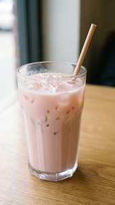 清爽的浅粉色冰咖啡，完美的美学饮品。 — 浅粉色美学 壁纸