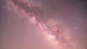 梦幻的浅粉色星空之夜，闪烁着发光的粉色星辰。 — 浅粉色美学 壁纸