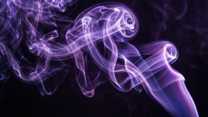 优雅的紫色烟雾在深色背景中盘旋，神秘而富有艺术感。 — 紫色 壁纸