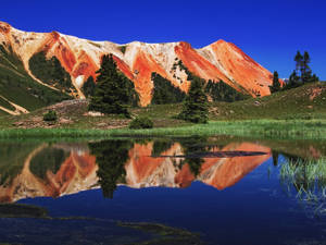 红色山峦湖泊壁纸