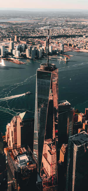 纽约自由塔电影级俯拍 — 摩托罗拉 Edge (2025) 壁纸