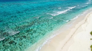 俯瞰水晶般碧蓝的海洋与白沙海滩 — 海洋 壁纸