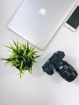 iPhone桌面与相机 — MacBook 壁纸