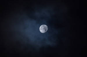 午夜时分，一轮明月在夜空中闪耀。满月高悬，清晰可见其表面的环形山。