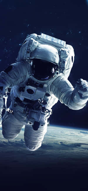 Astronaut iPhone — Galaxy A56 壁纸