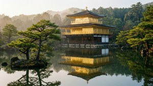 金阁寺及其倒影