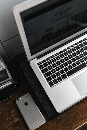 银色MacBook iPhone桌面 — 小米平板7 Ultra 壁纸