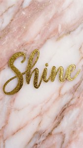 闪亮的金色箔片“Shine”字样，点缀在粉白大理石背景上，伴有闪烁星光。 — 唯美文字动图 壁纸