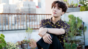 防弹少年团J-Hope户外摆姿势 — 防弹少年团 壁纸