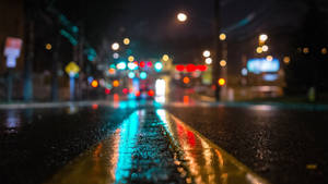 模糊夜晚湿街壁纸。 — 2560x1440 壁纸