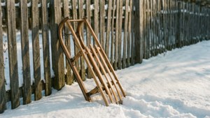 雪景中的复古木雪橇，充满怀旧感。 — 可爱圣诞节 壁纸