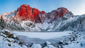冬日风景，白雪覆盖的红山与冰封湖泊
