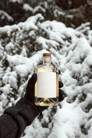 雪地中的金酒 — 锁屏 壁纸