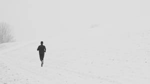 雪地中跑步的人壁纸 — 低对比度 壁纸