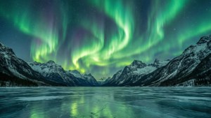美丽的绿色北极光点亮了雪山之上的夜空。 — 绿色天空 壁纸
