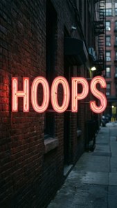 城市霓虹灯招牌，显示“HOOPS”字样 — 篮球 壁纸