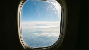 从飞机窗外看到的天空景色，云层与阳光交织。 — 天空景观 壁纸