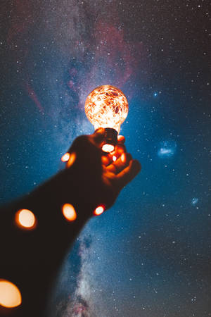 高清星空手持灯泡 — 小米平板 壁纸