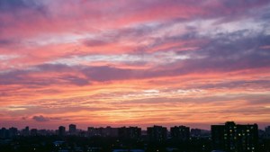城市天际线剪影上空的彩色黎明天空。 — 天空景观 壁纸