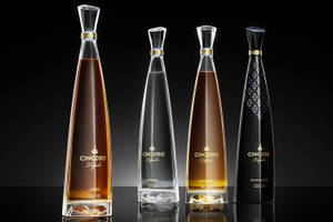 黑色渐变背景上的四瓶Cincoro Tequila — 渐变 壁纸